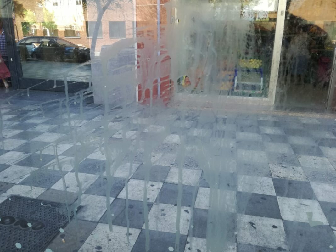 denuncia abandono en la limpieza de mobiliario urbano